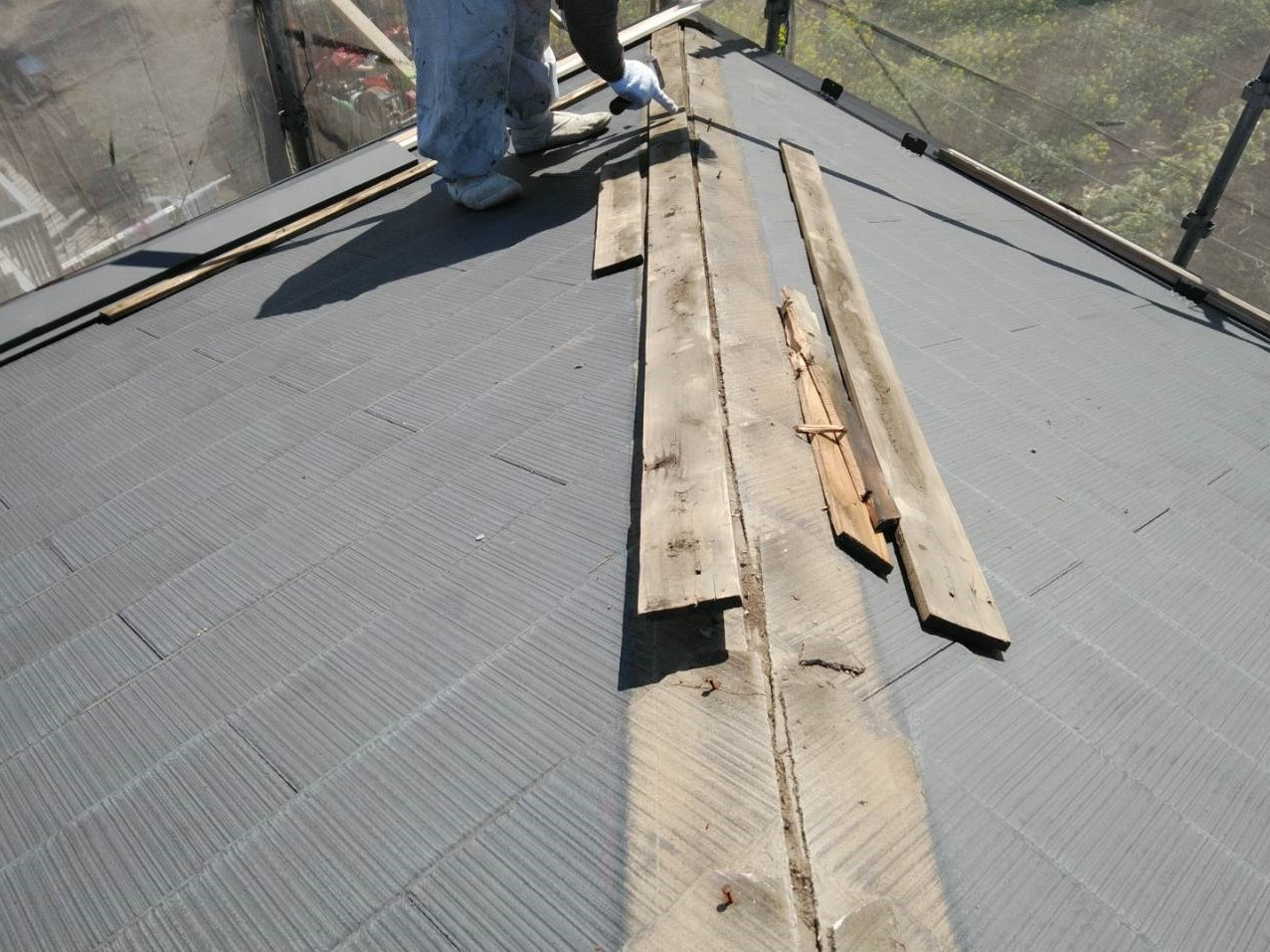 相模原市のN様邸棟板金補修・屋根塗装・外壁塗装本日は,棟板金貫板交換工事です。