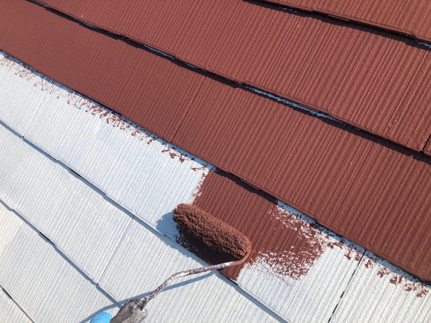 相模原市のN様邸棟板金補修・屋根塗装・外壁塗装本日は,屋根中塗り・外壁塗装下塗りです。