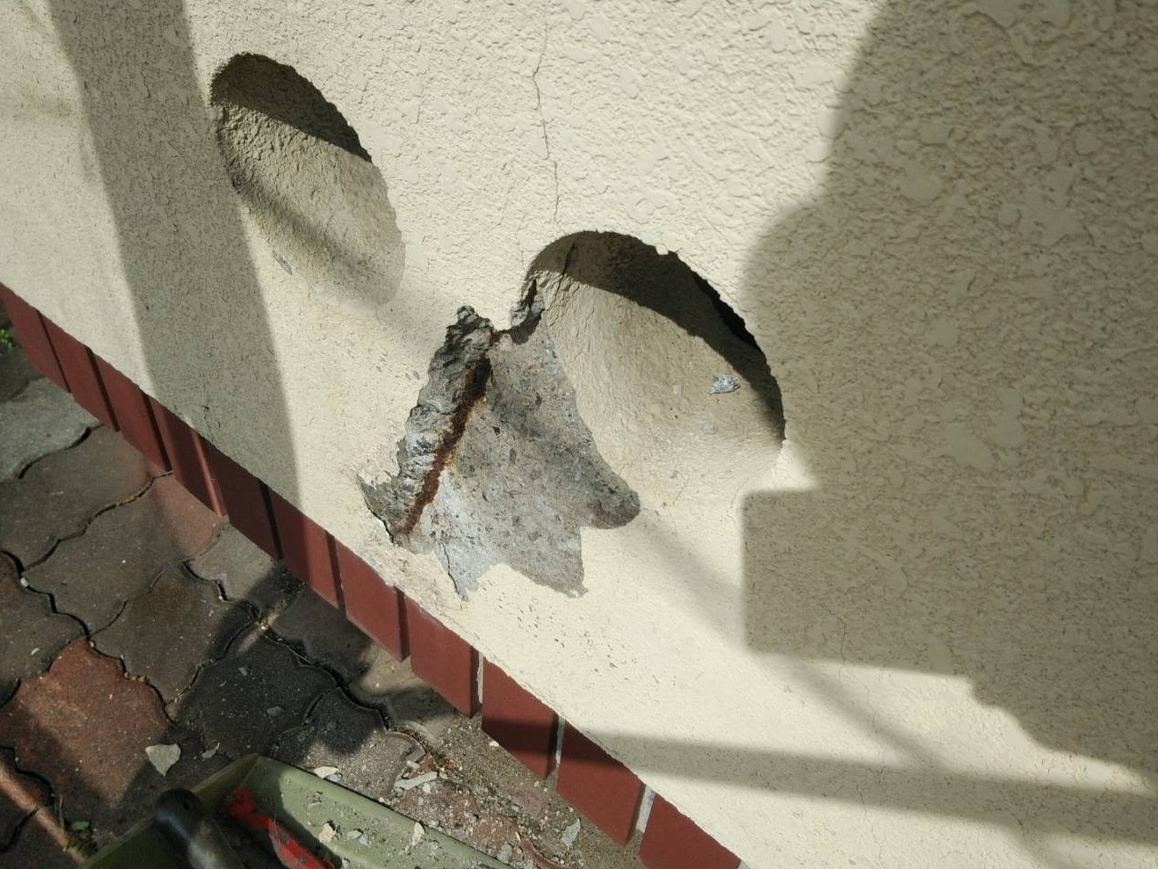 相模原市のM様邸集合住宅で外壁塗装・屋上防水工事まずは、RC造爆裂箇所の補修工事です。