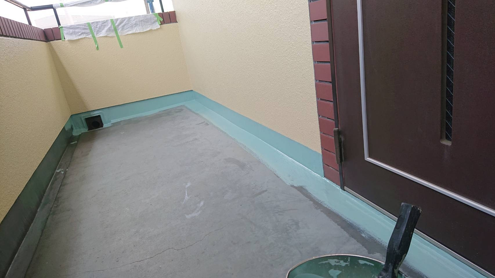 相模原市のM様邸集合住宅で外壁塗装・屋上防水工事の共用部床側溝ウレタン防水1層目です。