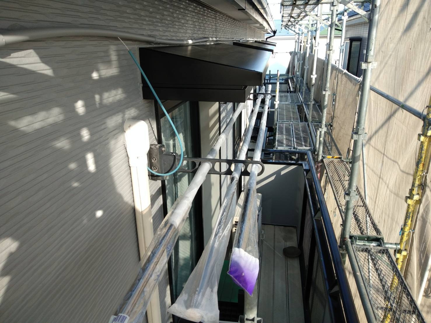 相模原市のＫ様邸集合住宅で外壁塗装・屋根塗装・付帯部大工工事の本日の作業は、養生を取り点検です。