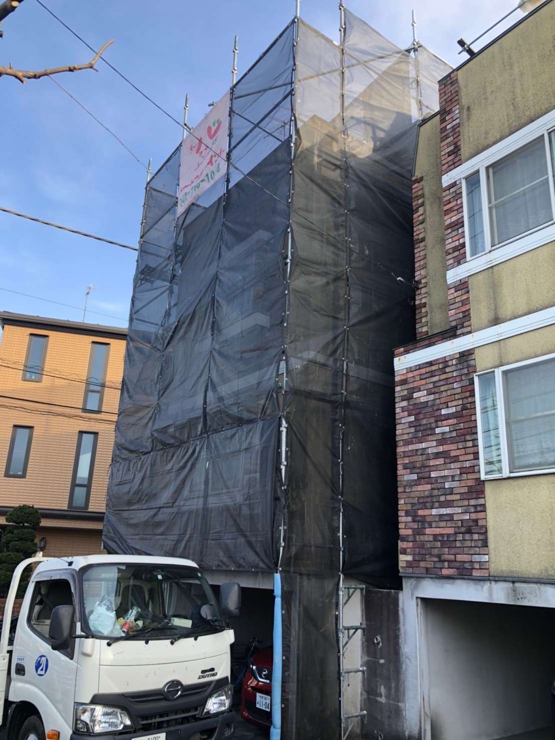 町田市のS様邸で外壁塗装・屋根塗装工事本日は、足場を組ませていただきました。弊社では相模原市を中心に町田市・八王子市のお客様を工事させていただいております。