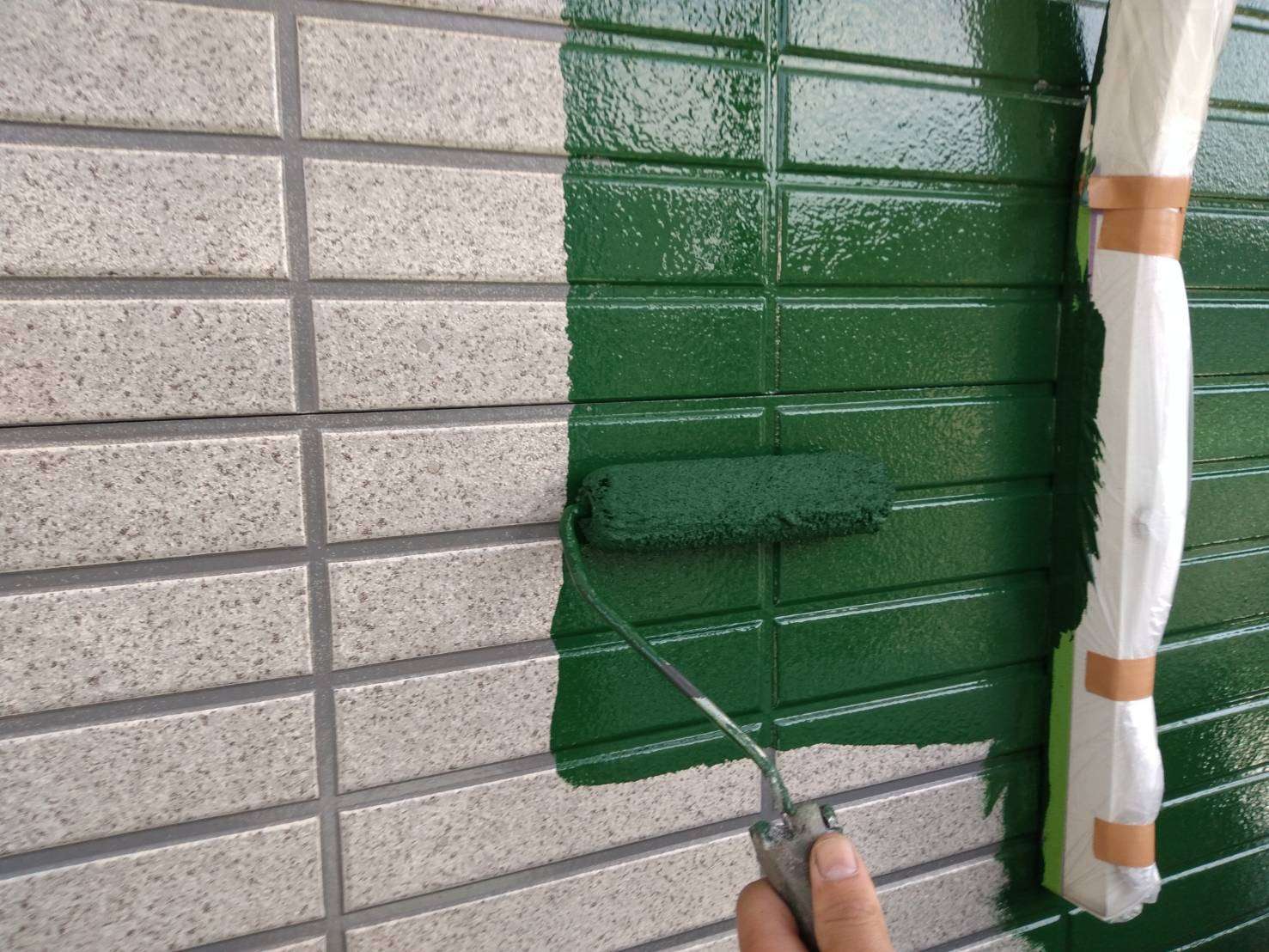 相模原市のO様邸で外壁塗装・屋根塗装工事本日は,外壁塗装中塗り・上塗りです。弊社では相模原市を中心に町田市・八王子市のお客様を工事させていただいております。