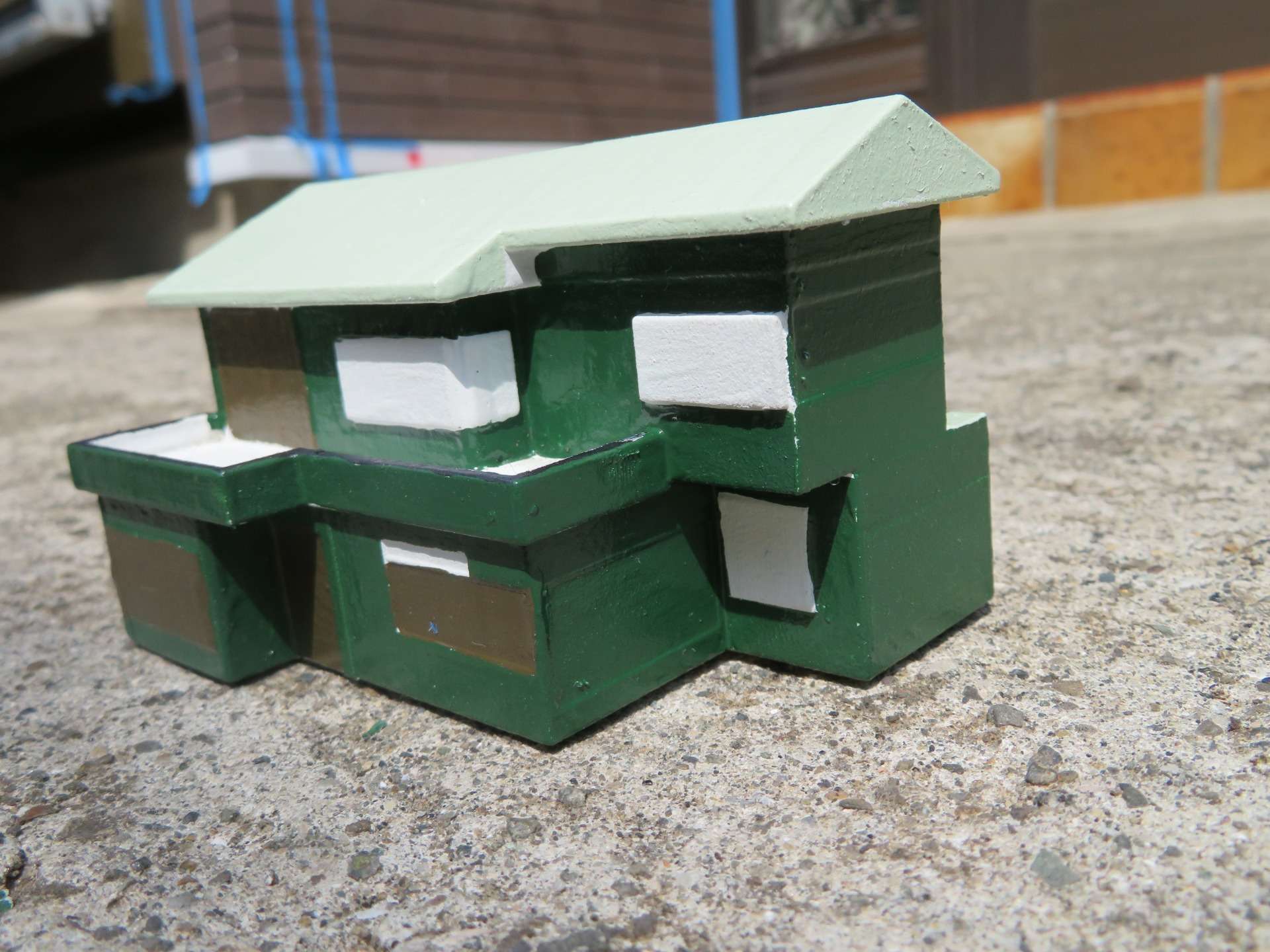 相模原市のO様邸で外壁塗装・屋根塗装工事本日も,玄関廻りサイディング貼ですべて完成です。弊社では相模原市を中心に町田市・八王子市のお客様を工事させていただいております。