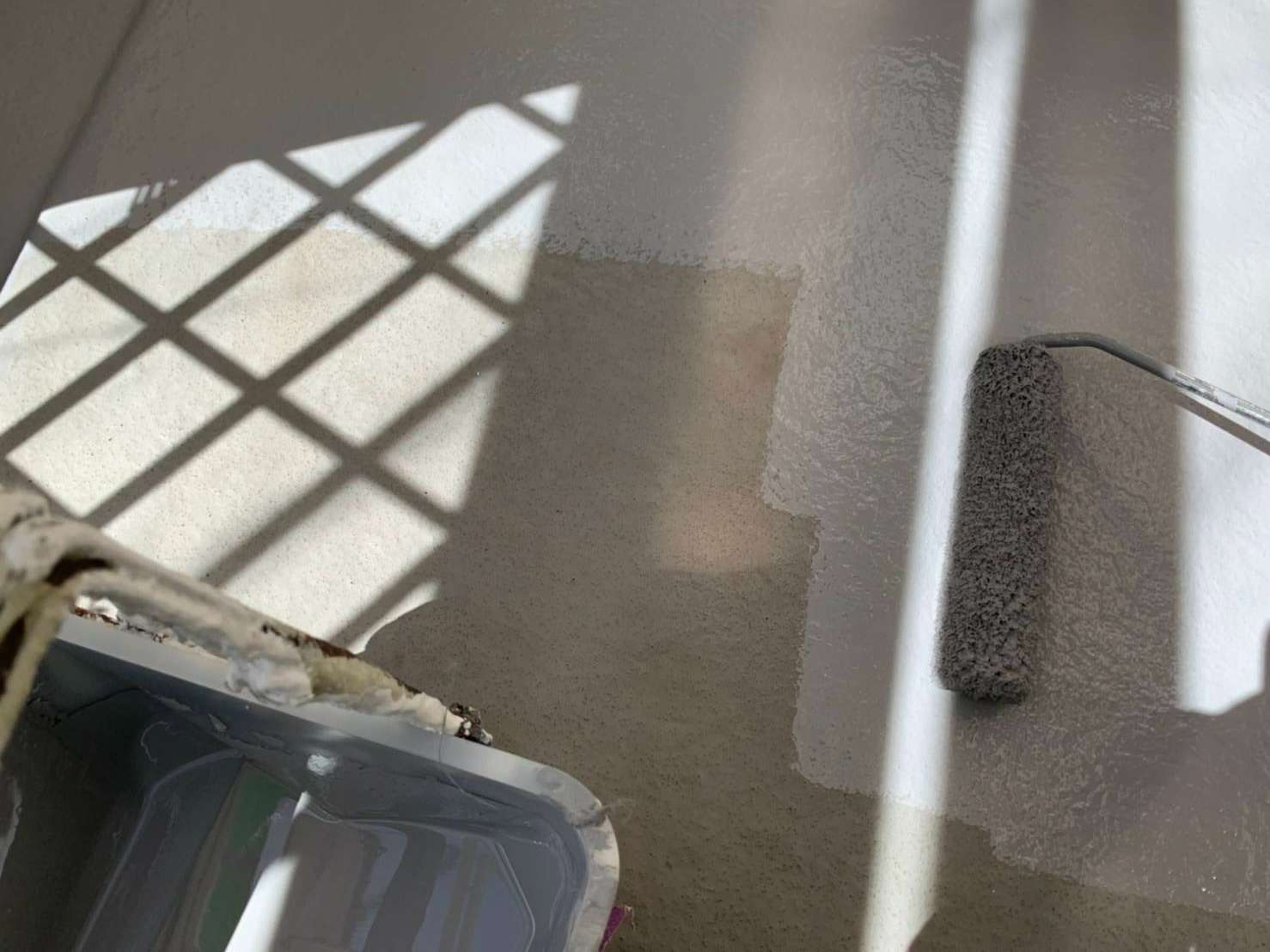 相模原市のS様邸で外壁塗装・屋根塗装工事本日も,バルコニー保護用トップコート塗りです。弊社では相模原市を中心に町田市・八王子市のお客様を工事させていただいております。