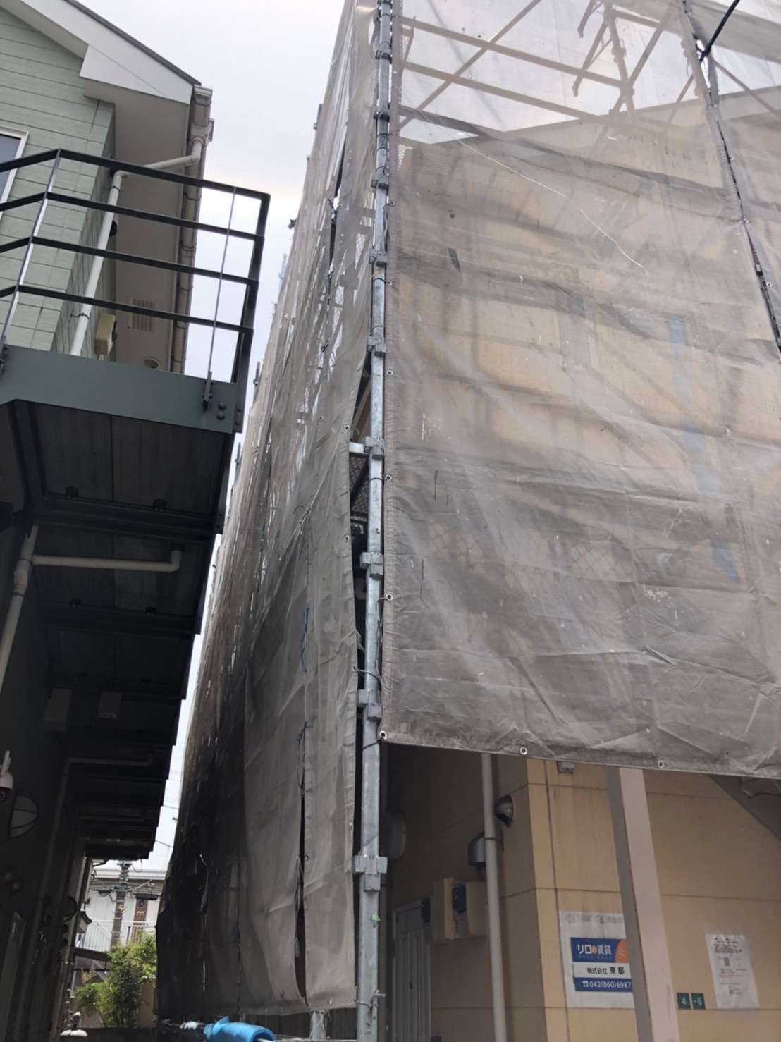 相模原市の集合住宅で外壁塗装・屋根塗装工事本日は、足場の組み立てです。弊社では相模原市を中心に町田市・八王子市のお客様を工事させていただいております。