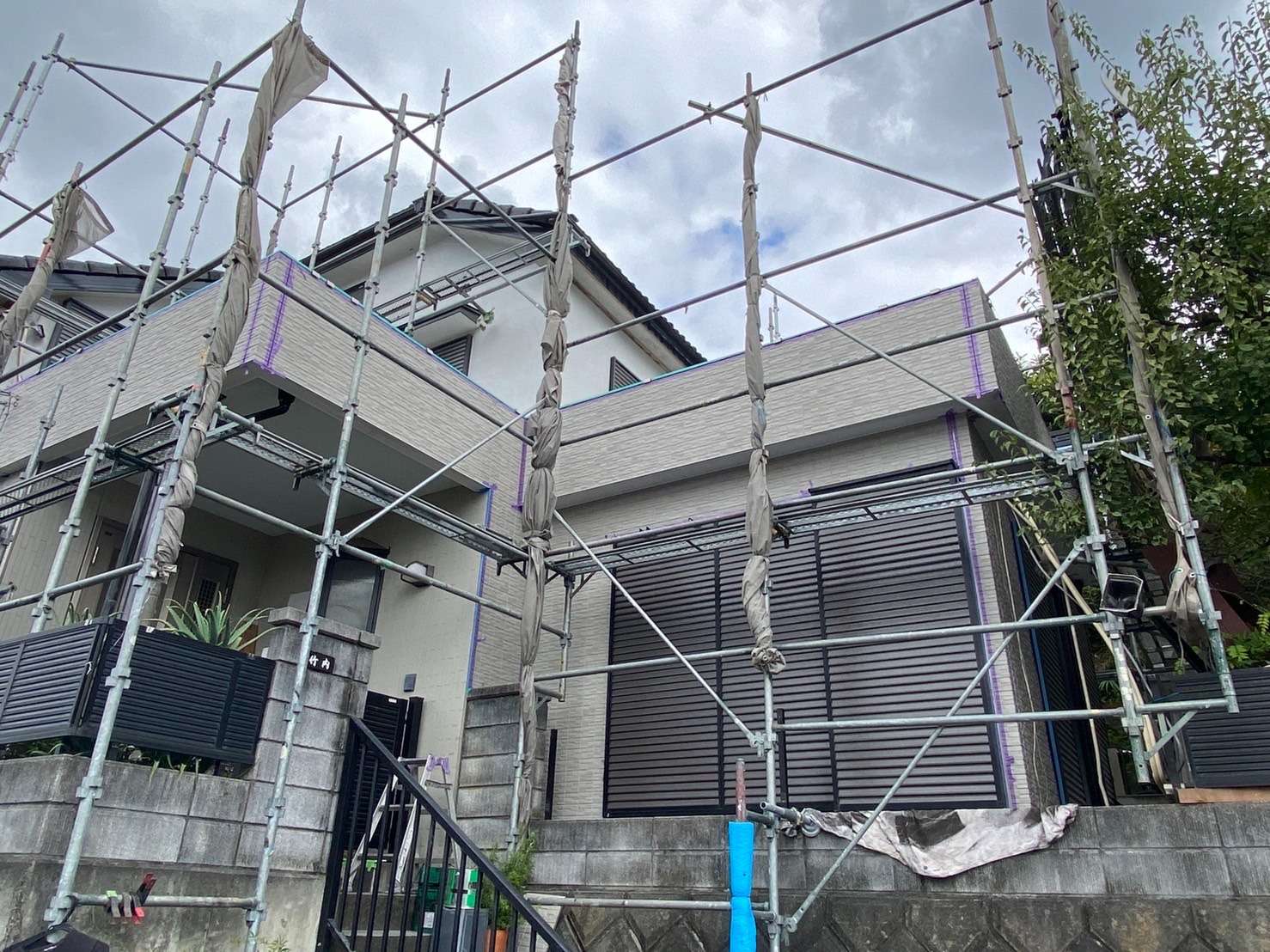 相模原市のT様邸で外壁貼り替え工事・外壁塗装工事本日は、外壁塗装下地処理です。弊社では相模原市を中心に町田市・八王子市のお客様を工事させていただいております。