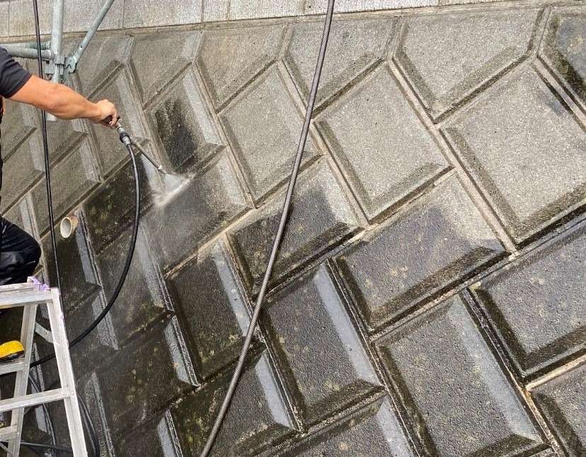 相模原市のT様邸で外壁貼り替え工事・外壁塗装工事本日は、外壁塗装下地処理です。弊社では相模原市を中心に町田市・八王子市のお客様を工事させていただいております。