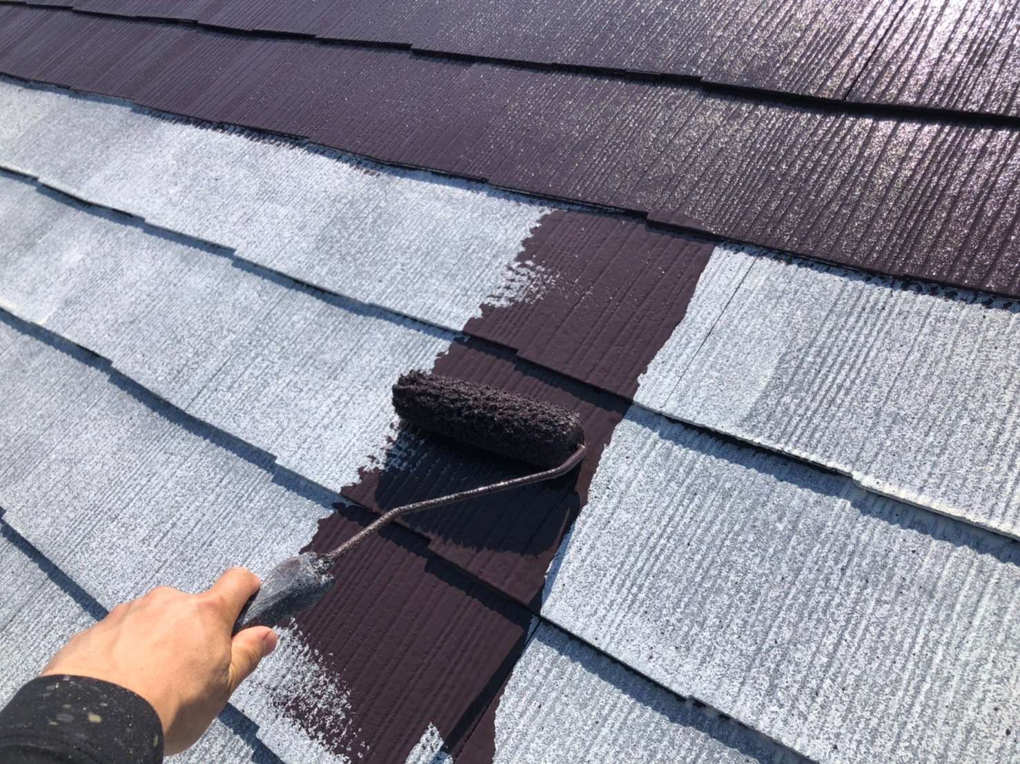 町田市のS様邸で外壁塗装・屋根塗装工事本日は、屋根塗装中塗りです。弊社では相模原市を中心に町田市・八王子市のお客様を工事させていただいております。