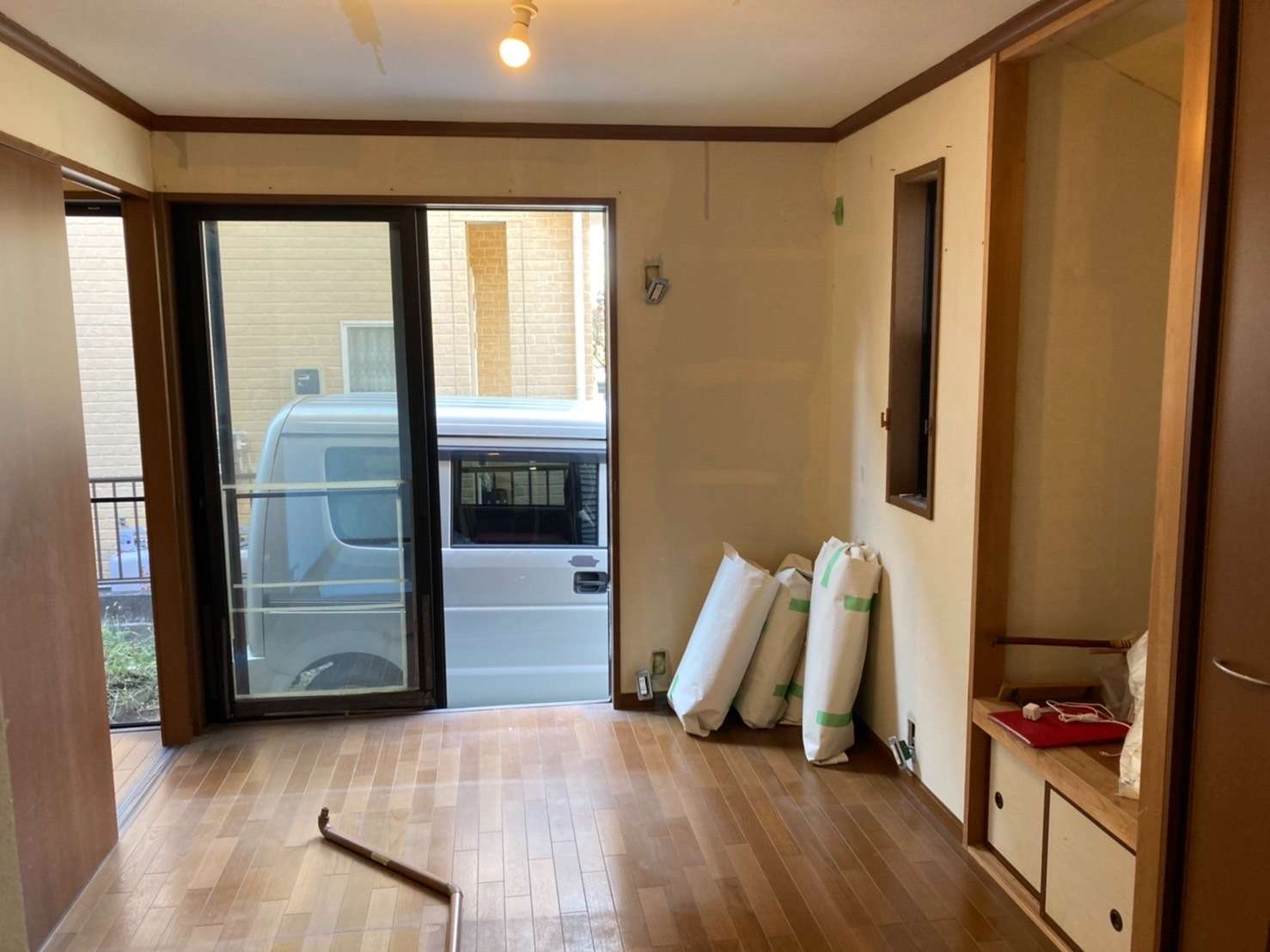 厚木市のH様邸で内装・外溝工事本日は、内装工事です。弊社では相模原市を中心に町田市・八王子市のお客様を工事させていただいております。