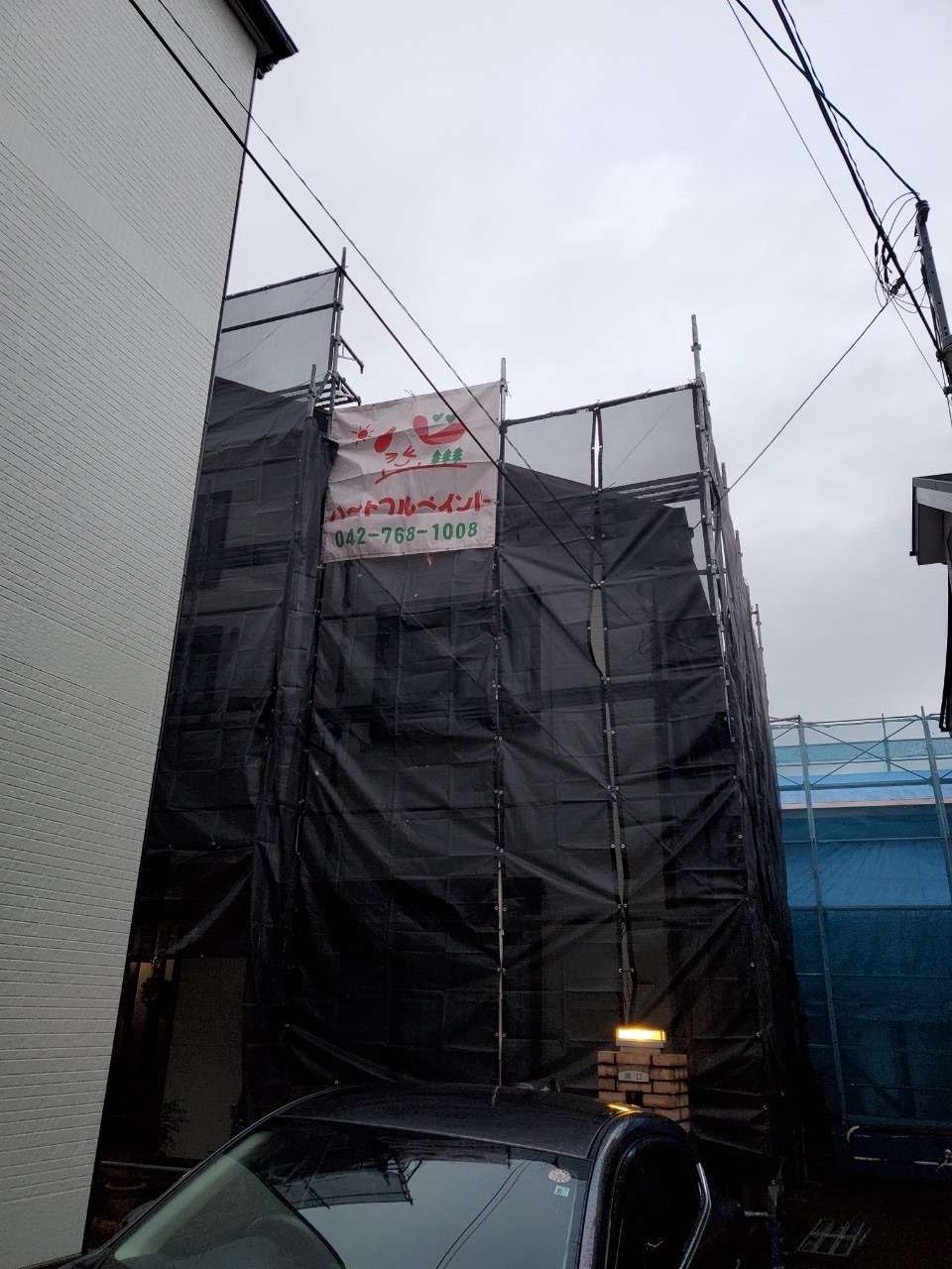 相模原市のS様邸で外壁塗装・屋根塗装工事本日は、足場組立です。弊社では相模原市を中心に町田市・八王子市のお客様を工事させていただいております。