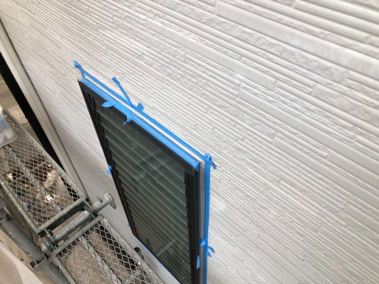 町田市のS様邸で外壁塗装・屋根塗装工事本日も、シーリング工事です。弊社では相模原市を中心に町田市・八王子市のお客様を工事させていただいております。