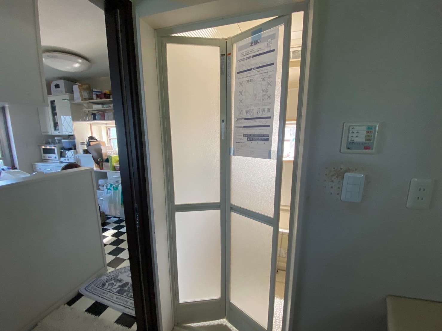 町田市のO様邸で水廻り・玄関ポーチリフォーム工事、本日は水廻り工事です。