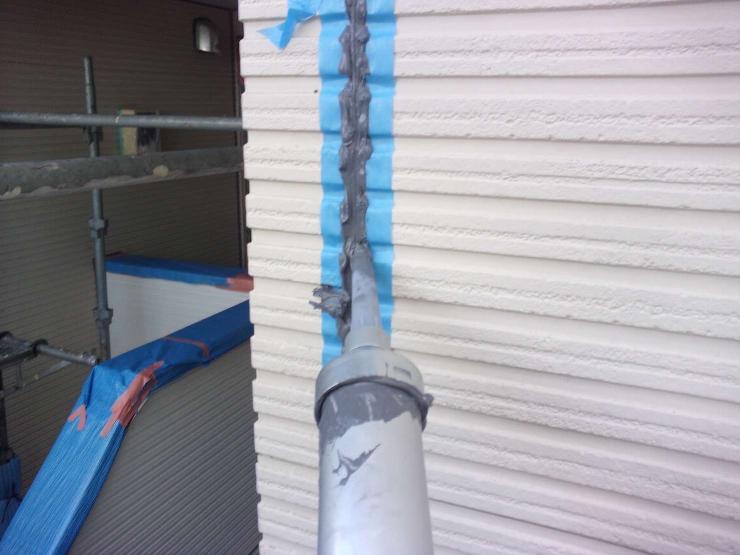 相模原市のO様S・D集合住宅４号棟で外壁塗装・屋根塗装工事本日、シーリング工事です。