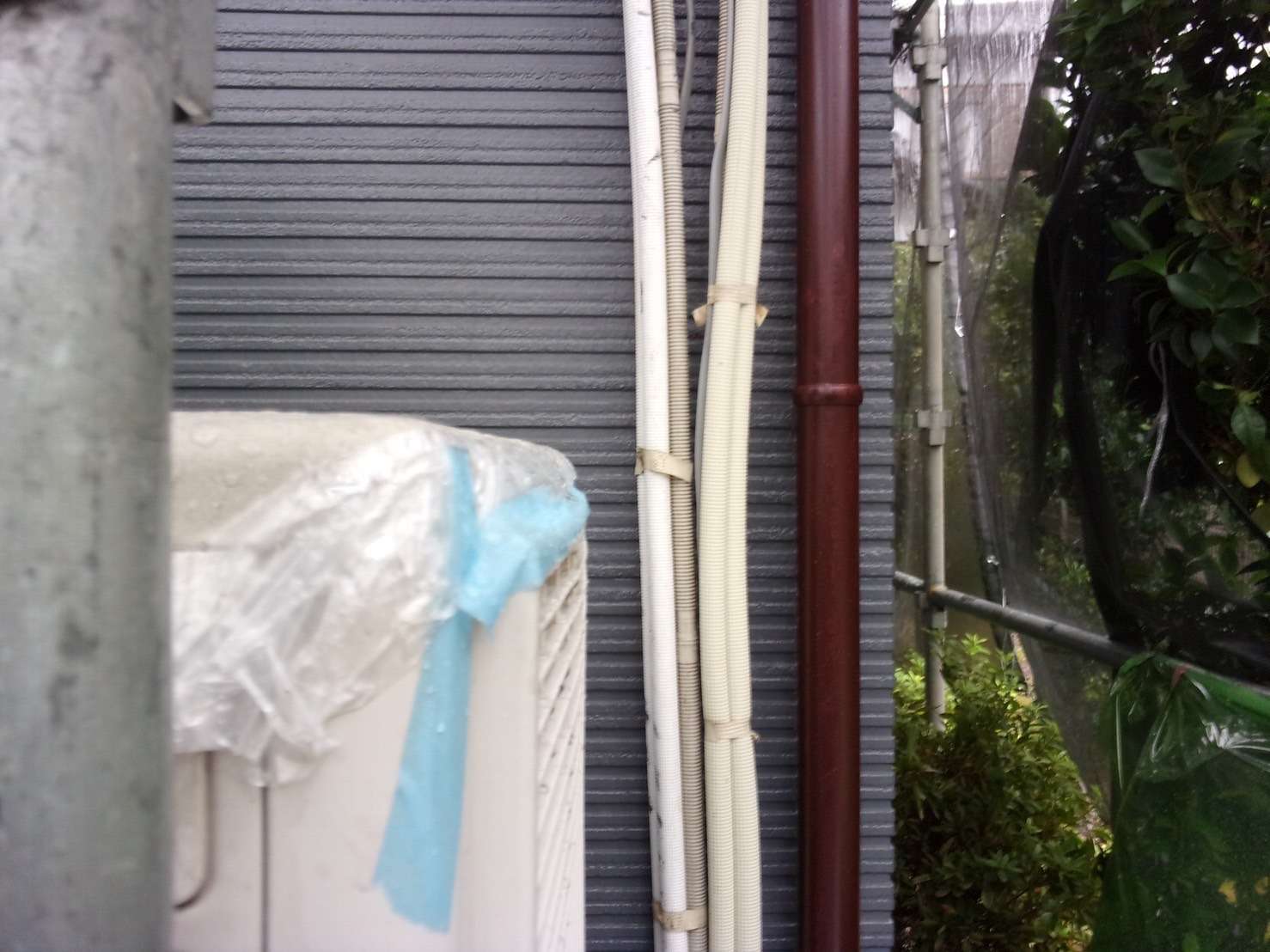 相模原市のO様S・D集合住宅４号棟で外壁塗装・屋根塗装工事、本日の作業はエアコン配管サービス致しました。
