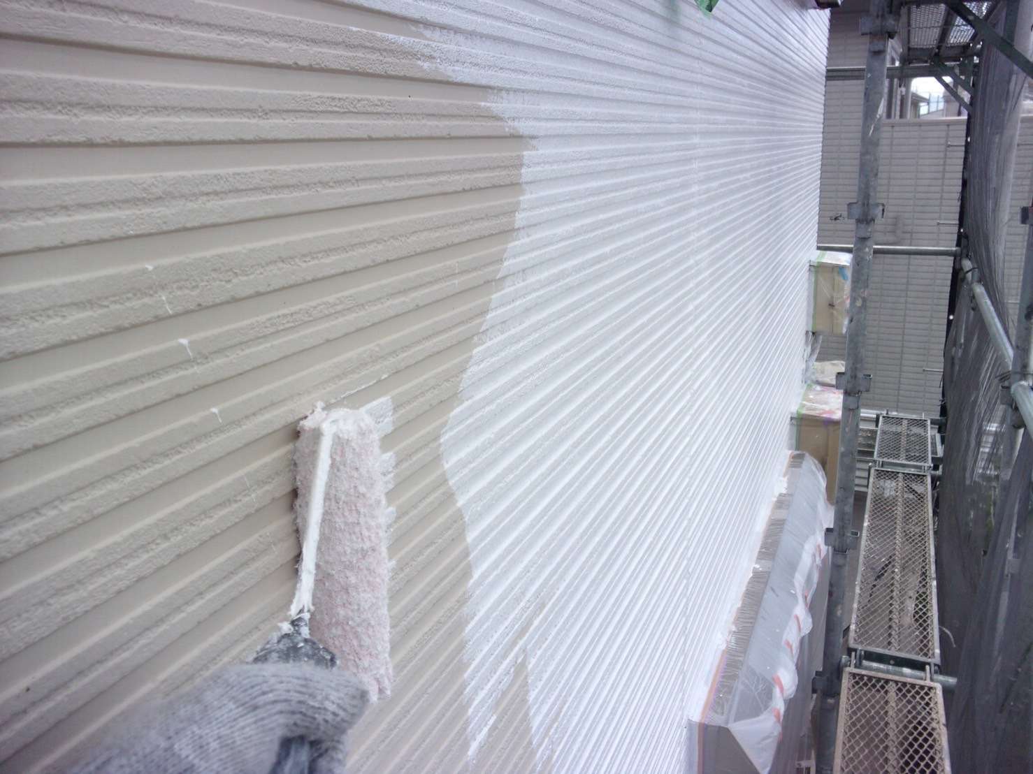 相模原市のO様S・D集合住宅５号棟で外壁塗装・屋根塗装工事、本日の作業は、軒天塗装上塗り一回目・二回目塗装・外壁塗装下塗り完了致しました。