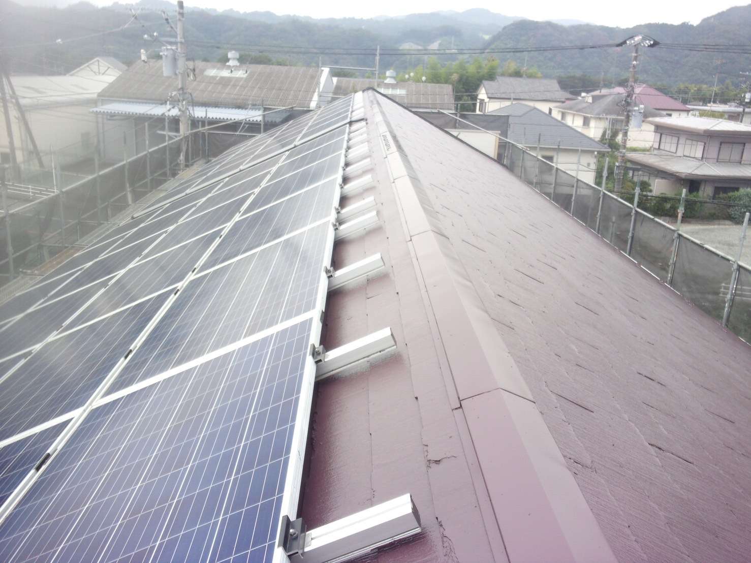 相模原市のO様S・D集合住宅６号棟で外壁塗装・屋根塗装工事、本日の作業は屋根塗装上塗り完了です。