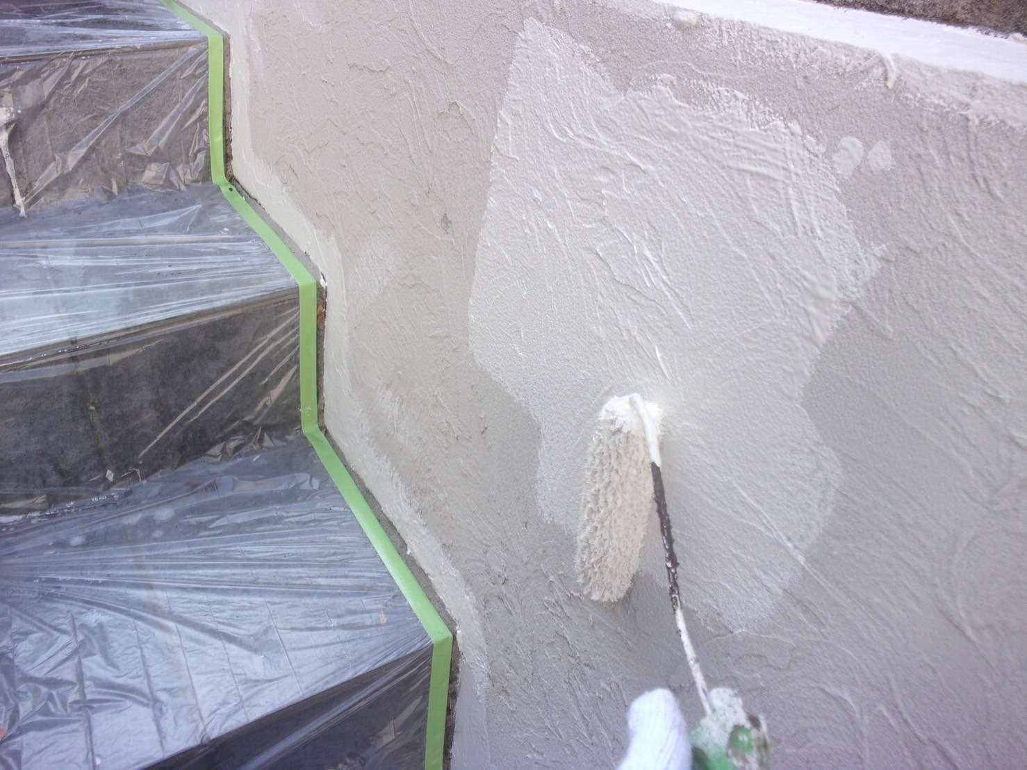 町田市のＩ様邸で外壁塗装・屋根塗装工事本日の作業は,カーポート擁壁塗装です。