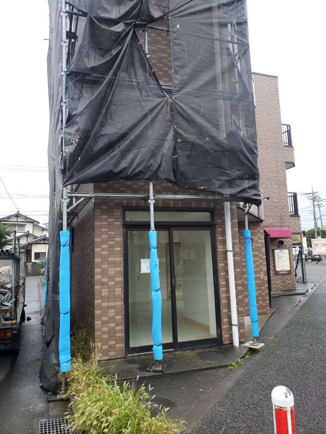 相模原市の集合住宅S・Iタイル外壁改修工事、本日の作業は、足場組立を致しました。