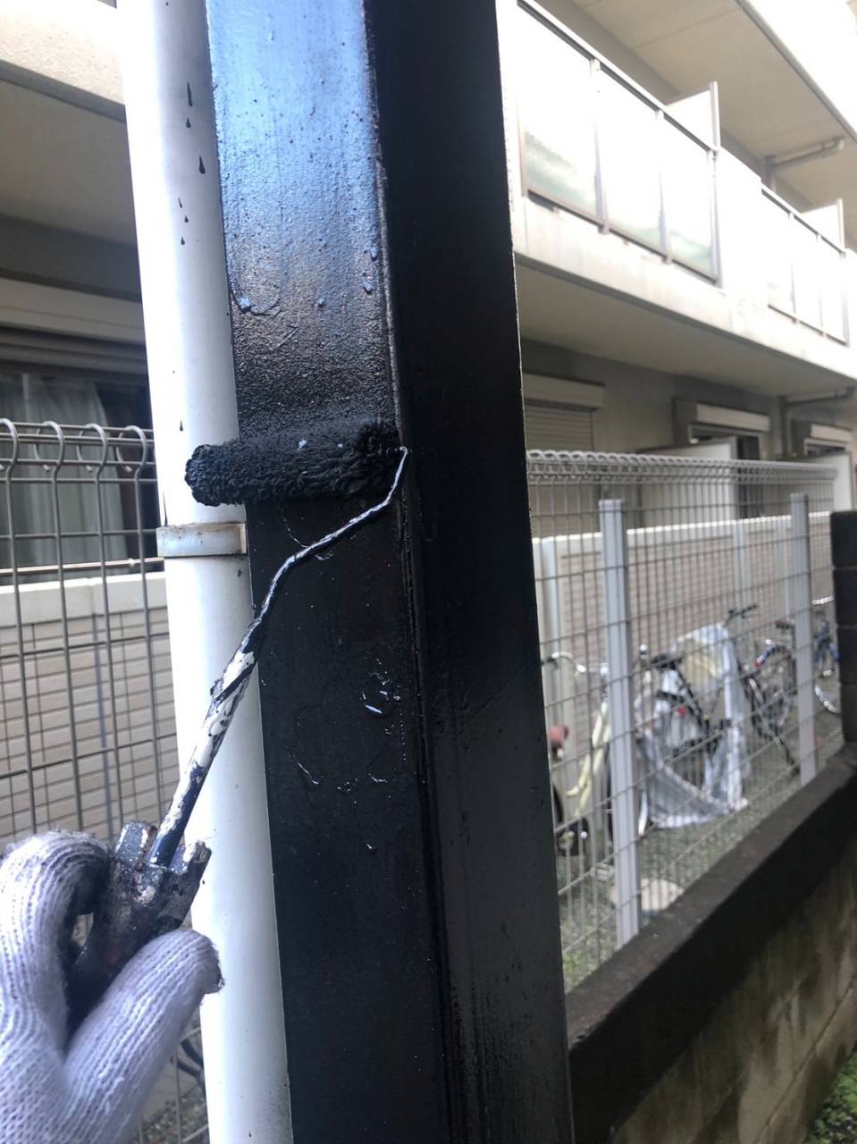 相模原市のＳ様Ｓ・Ｈ集合住宅、階段・通路塗装工事、本日は上塗り致しました。