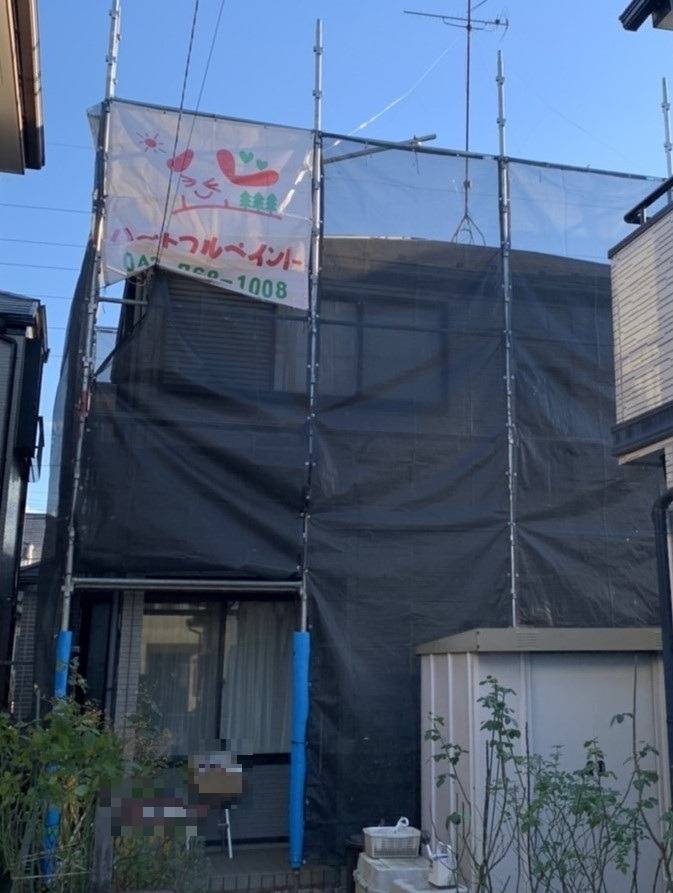 相模原市のS様邸、外壁塗装・屋根塗装工事、本日の作業は足場を組ませていただきました。