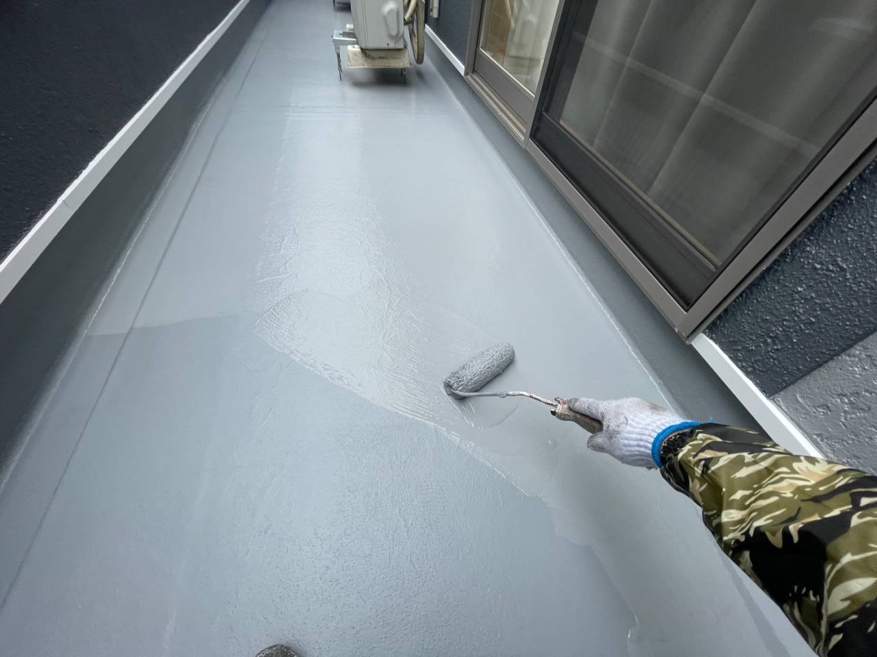 横浜市のK様邸、外壁塗装・屋根塗装工事、本日の作業はベランダ床保護用トップコート塗りです。