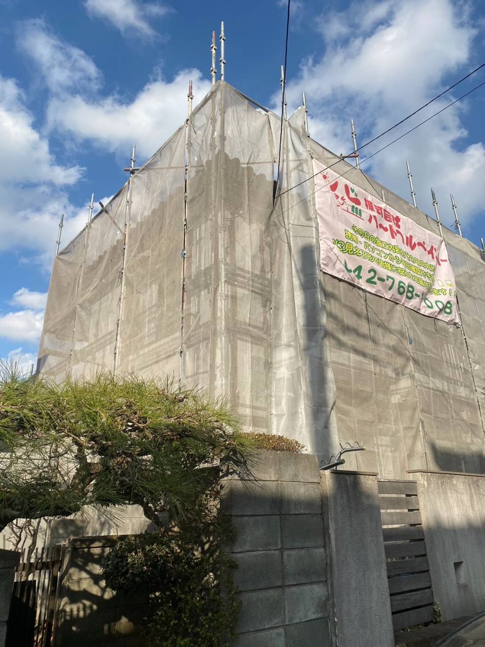 横浜市のF様邸、外壁塗装・屋根塗装工事、本日の作業は足場を組ませていただきました。