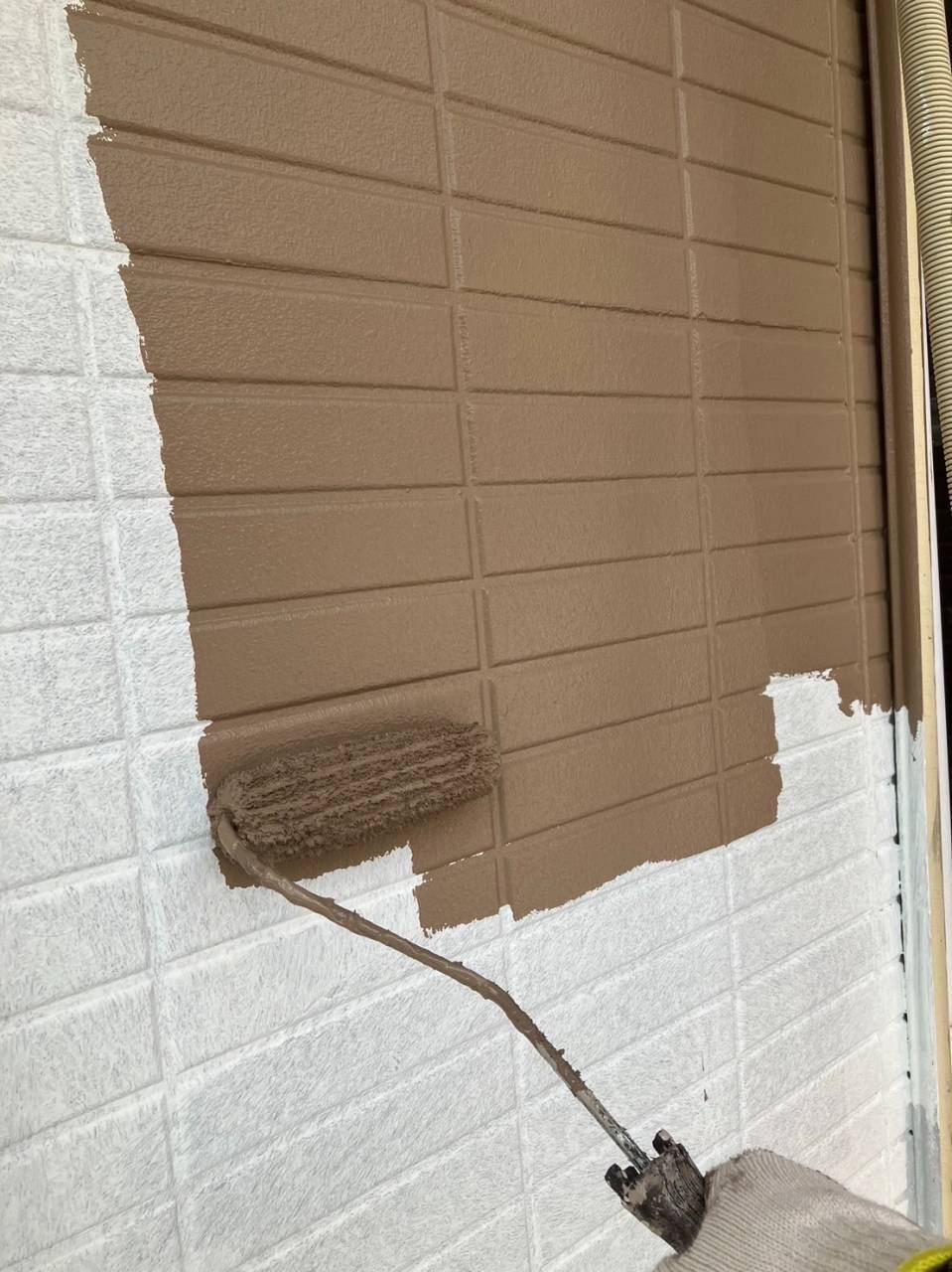 相模原市のY様邸、外壁塗装工事、本日の作業内容は外壁の中塗り・上塗りです。