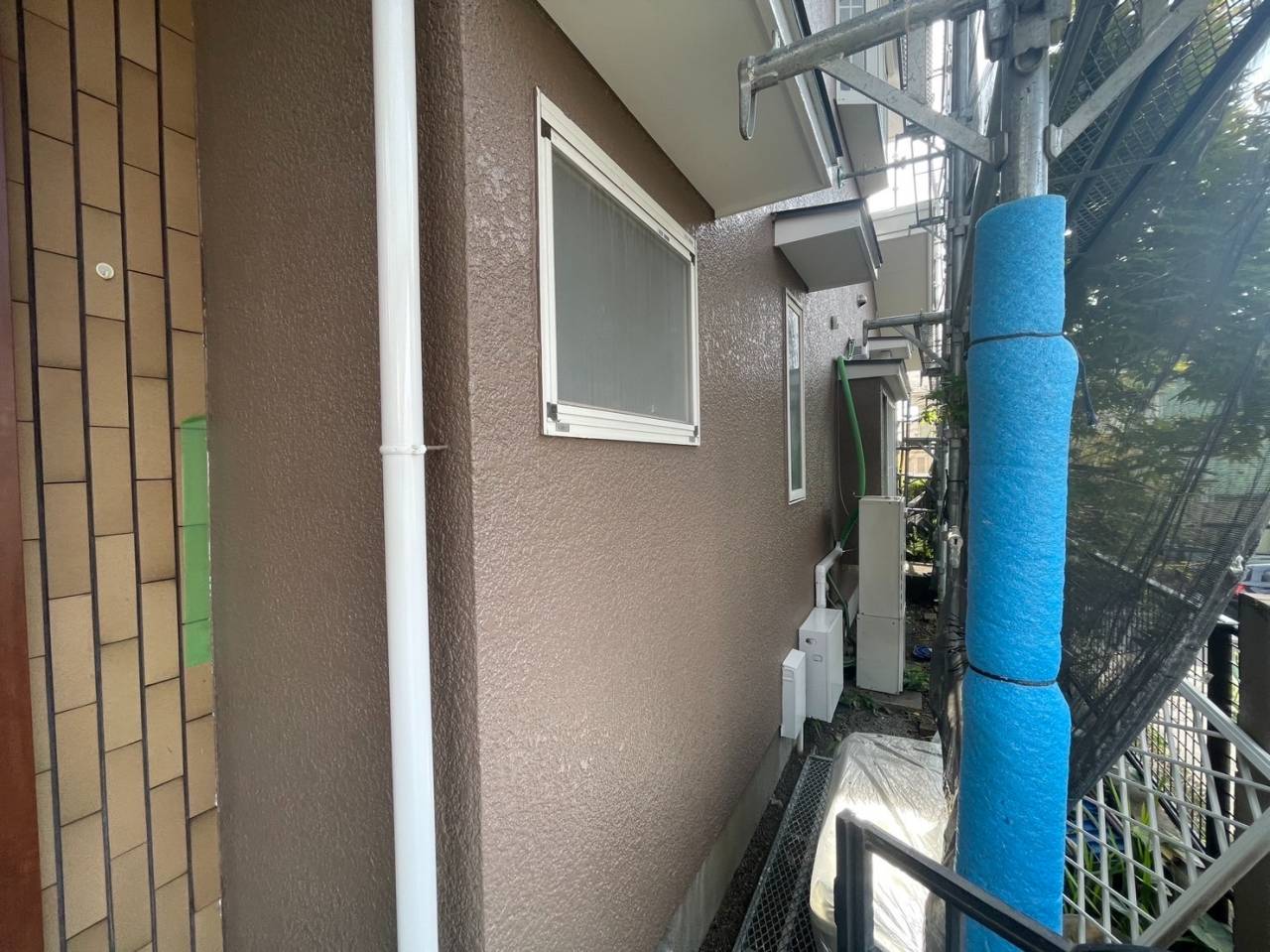 町田市のK様邸、外壁塗装・屋根塗装工事、昨日の作業内容は養生バラシとエアコン配管ホースのテープ巻き直しです。