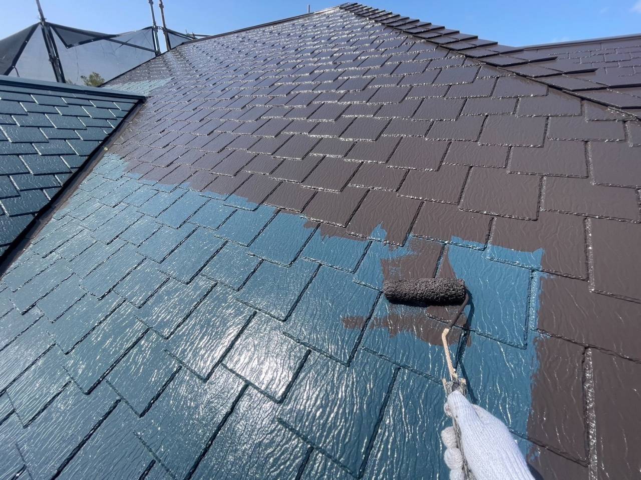 町田市のK様邸、外壁塗装・屋根塗装工事、本日の作業内容は大屋根の上塗りと雨樋・破風板の上塗りです。