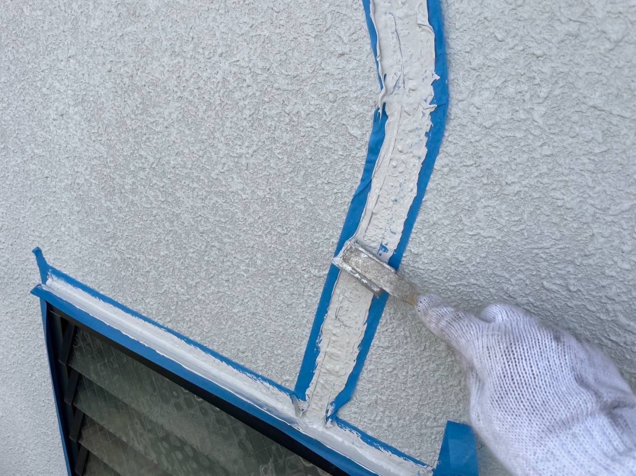 町田市のI様邸、外壁塗装工事、昨日の作業内容は外壁の下地処理と付帯部の下塗りです。