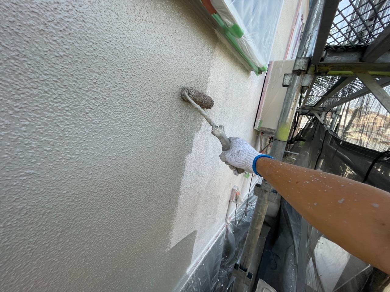 町田市のK様邸、外壁塗装、屋根塗装工事、昨日の作業内容は外壁の中塗り上塗りです。