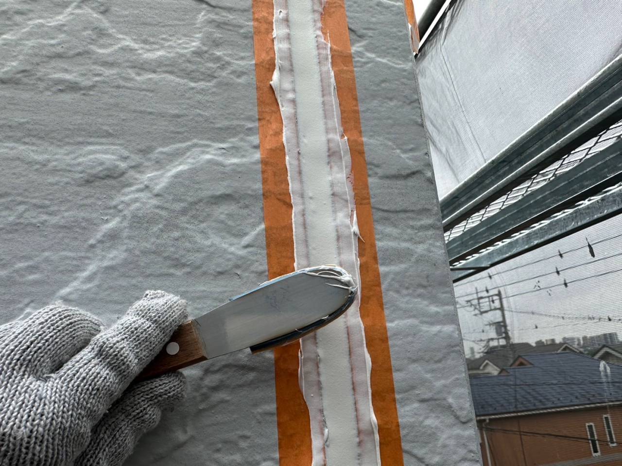 町田市のS様A・K集合住宅、外装リフレッシュ工事、本日の作業内容は屋根ケレン、下塗り、シーリング打ち、クラック補修です。