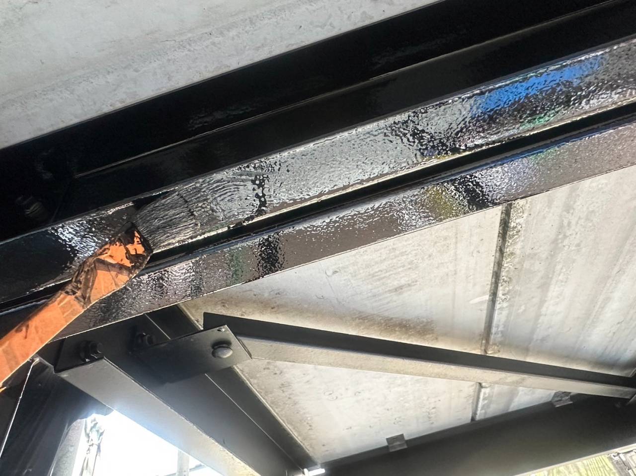 町田市のS様A・K集合住宅、外装リフレッシュ工事、本日の作業内容は鉄部塗装です。