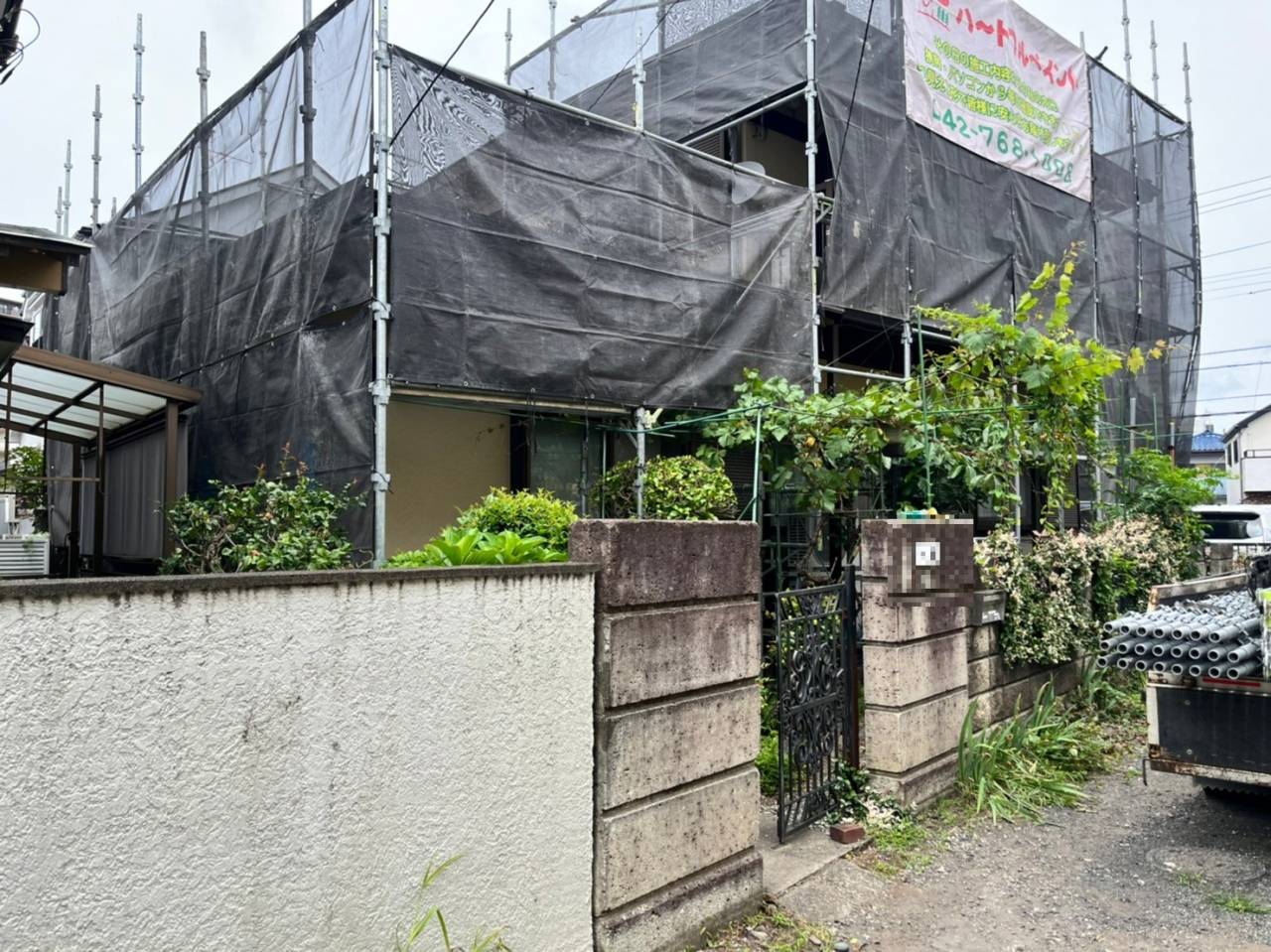 町田市のN様邸、外壁塗装・屋根塗装工事、昨日の作業内容は足場組みです。
