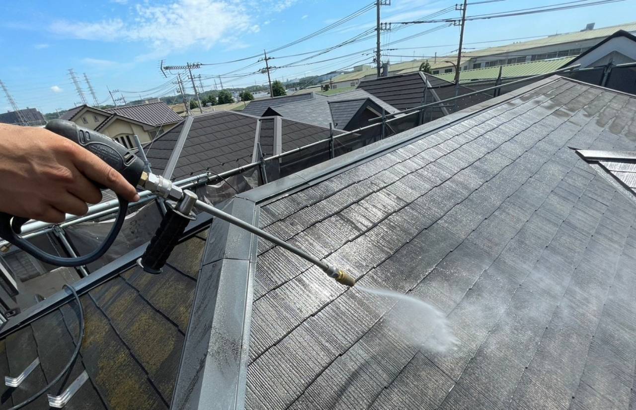 相模原市のU様邸、外壁塗装・屋根塗装工事、本日の作業内容は高圧水洗浄です。