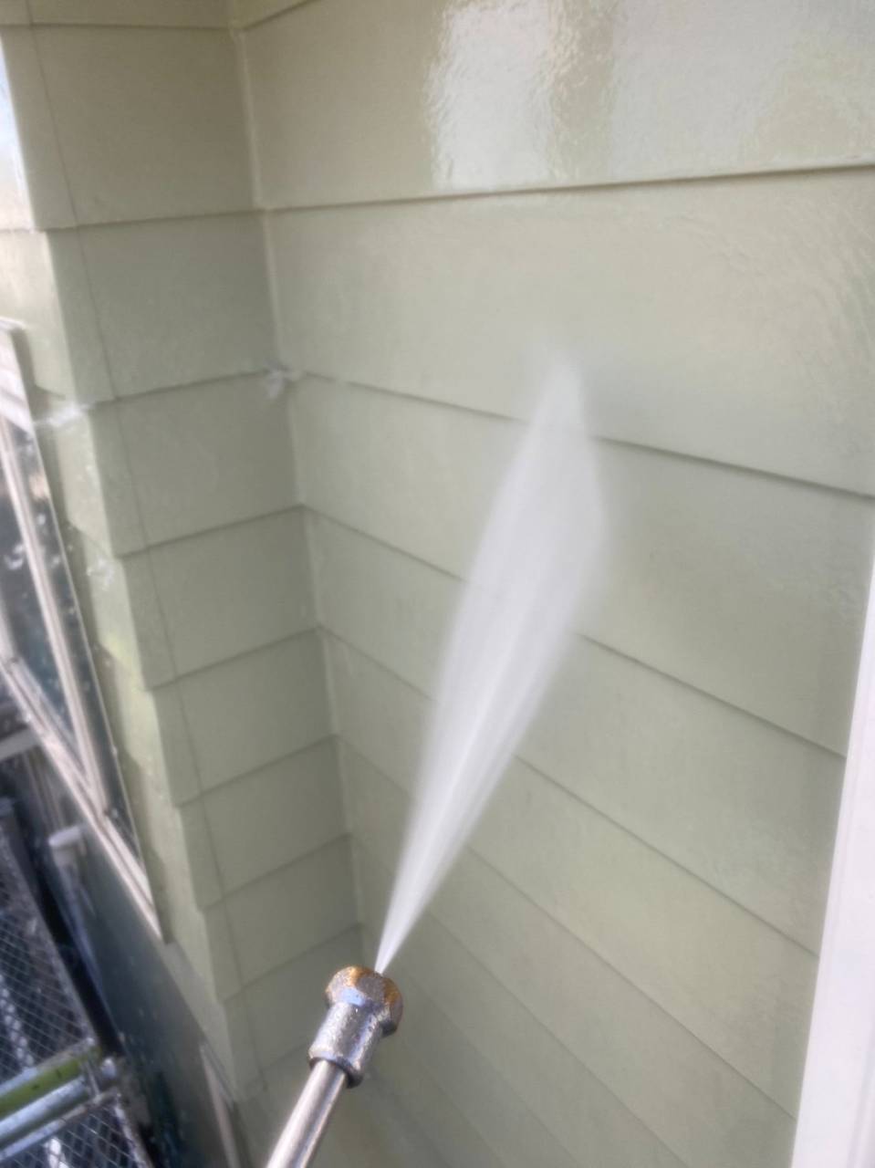 相模原市のY様邸、外壁塗装・屋根塗装工事、本日の作業内容は高圧水洗浄です。