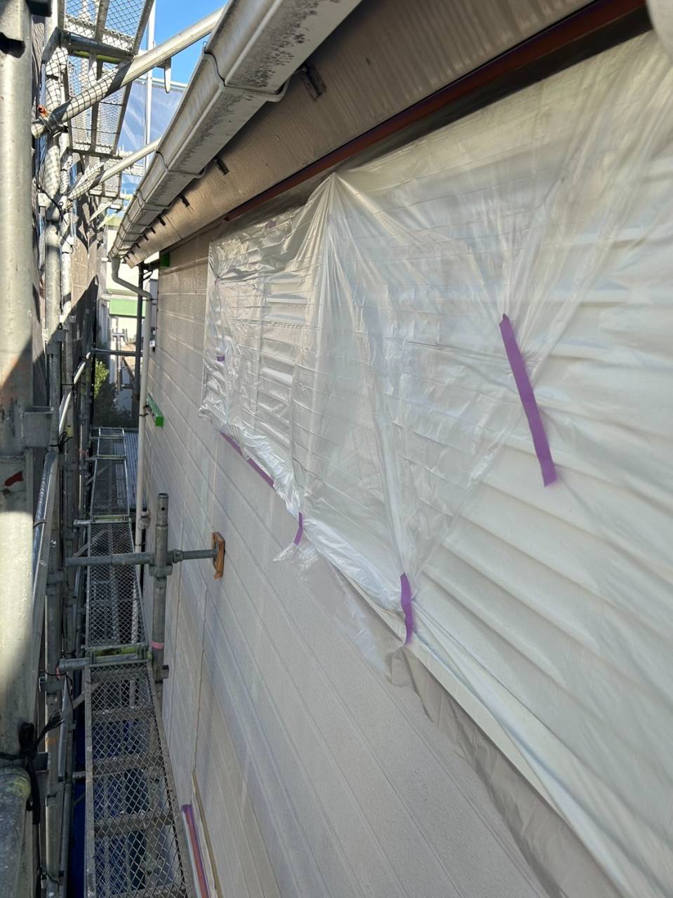 町田市のW様AH集合住宅、外装リフレッシュ工事、本日の作業内容は外壁養生続き、面格子の窓廻りシール打ちです。