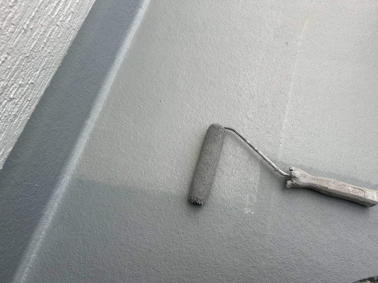 相模原市のK様邸、外壁塗装工事、本日の作業内容はベランダトップコート塗布、擁壁下塗り、窓拭きです。