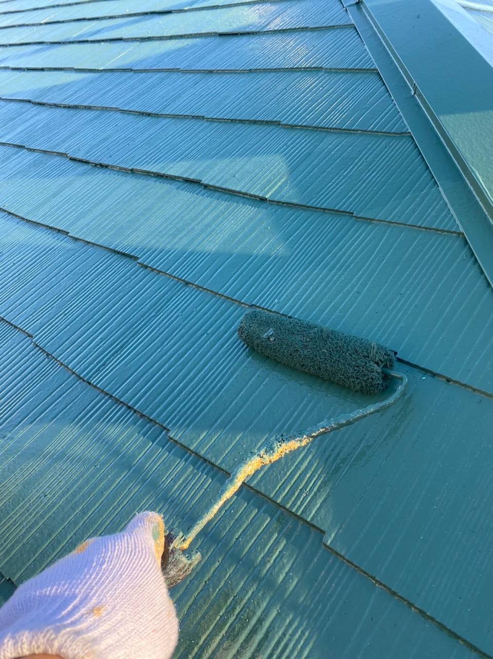 町田市のS様MM集合住宅、外装リフレッシュ工事、昨日の作業内容は外壁上塗り、屋根中塗り上塗り、ベランダ外壁中塗りです。