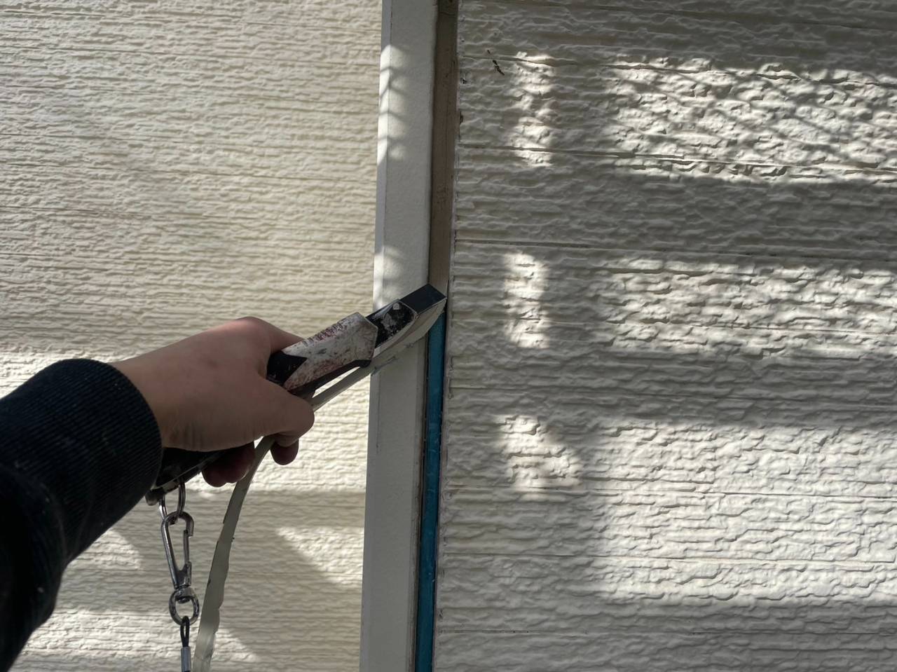 相模原市のＮ様邸、外壁塗装・屋根塗装工事、昨日の作業内容はシール撤去、シール養生です。