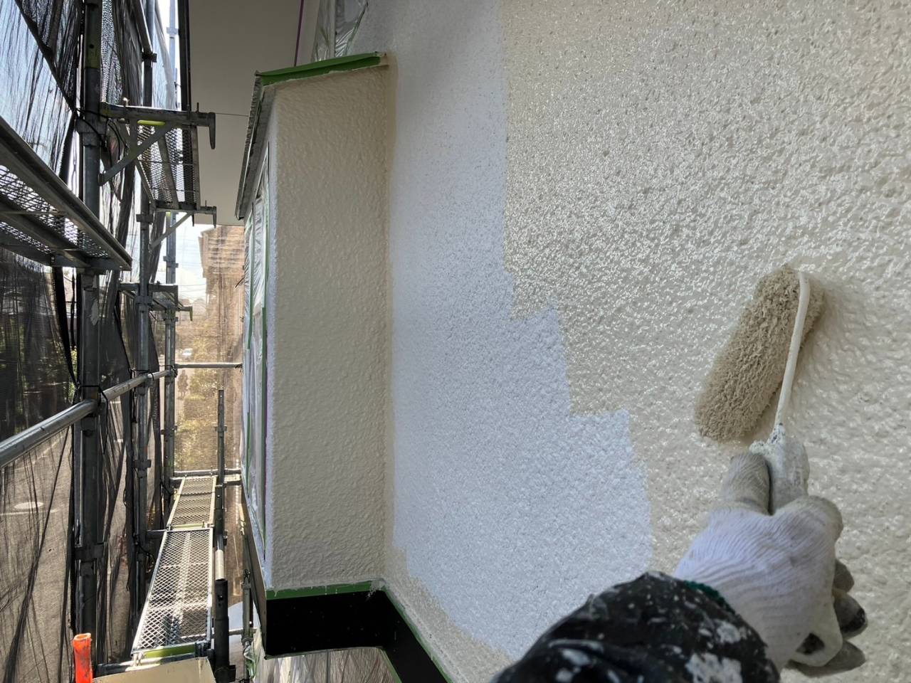 町田市のT様邸、外壁塗装工事、本日の作業内容は外壁中塗り、破風板・軒樋上塗りです。