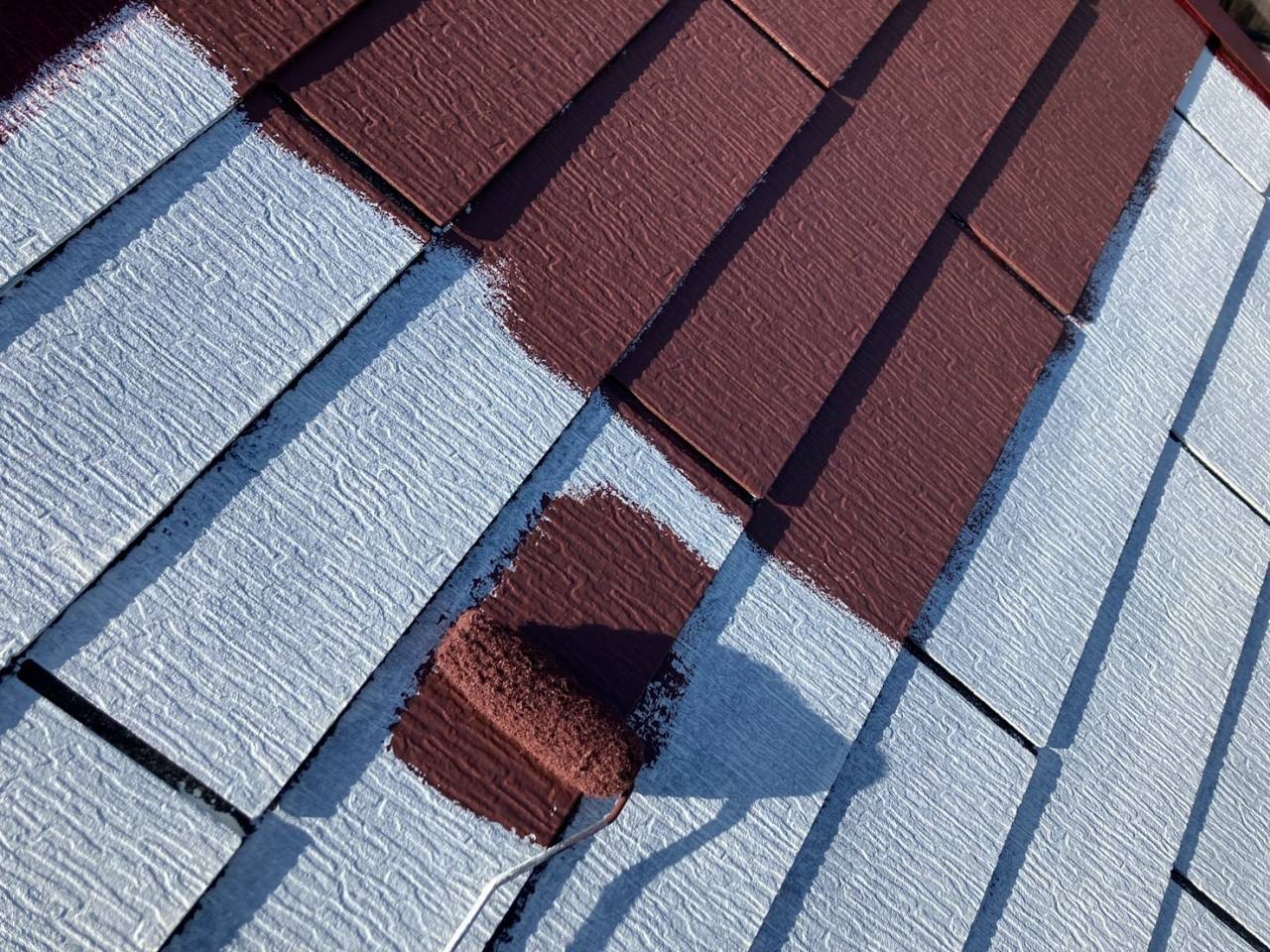 町田市のM様邸、外壁塗装・屋根塗装工事、本日の作業内容は屋根中塗り、破風板下塗り、外壁養生です。