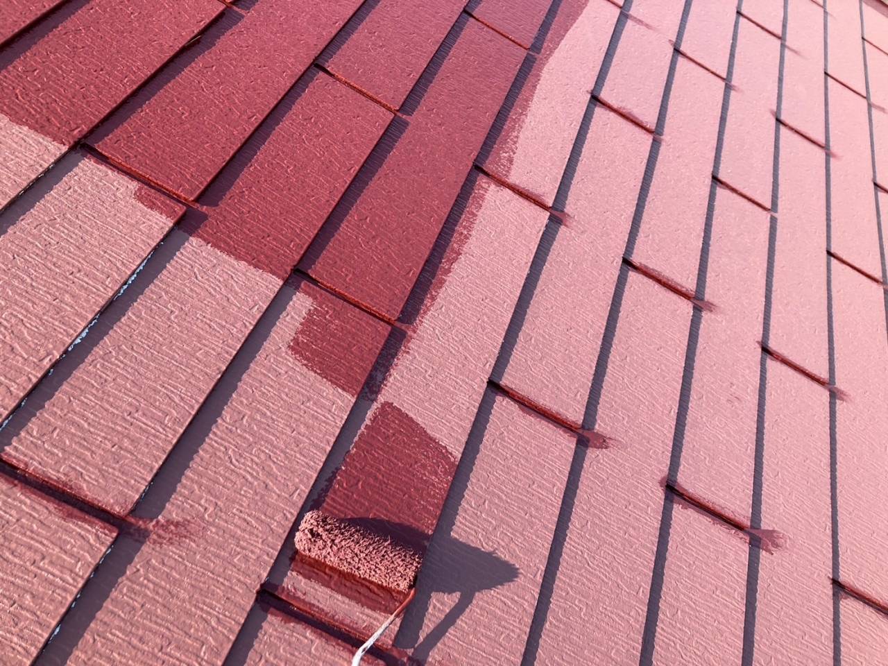 町田市のM様邸、外壁塗装・屋根塗装工事、本日の作業内容は屋根上塗り、軒天塗装、外壁下塗りです。