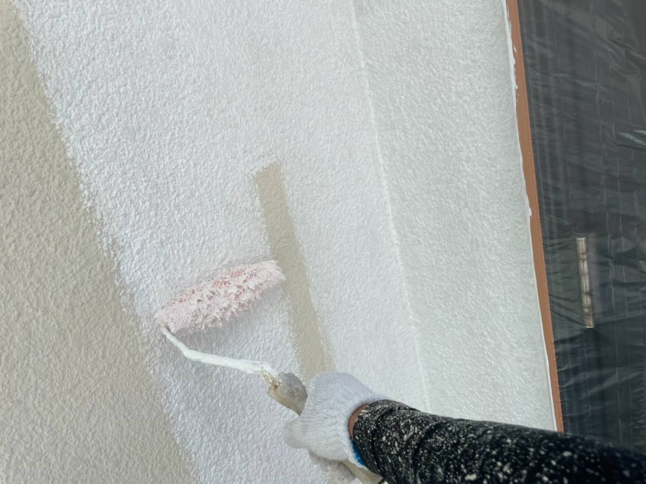 町田市のG様邸、外壁塗装工事、昨日の作業内容は外壁下塗りと中塗りです。
