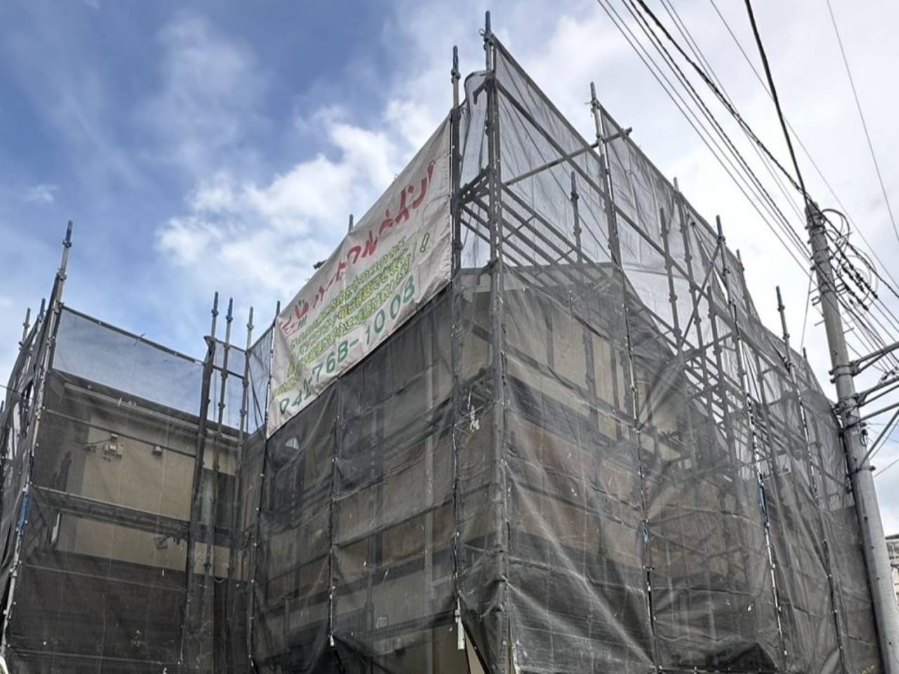 町田市のO様邸、外壁塗装・屋根塗装工事、昨日の作業内容は足場組立です。