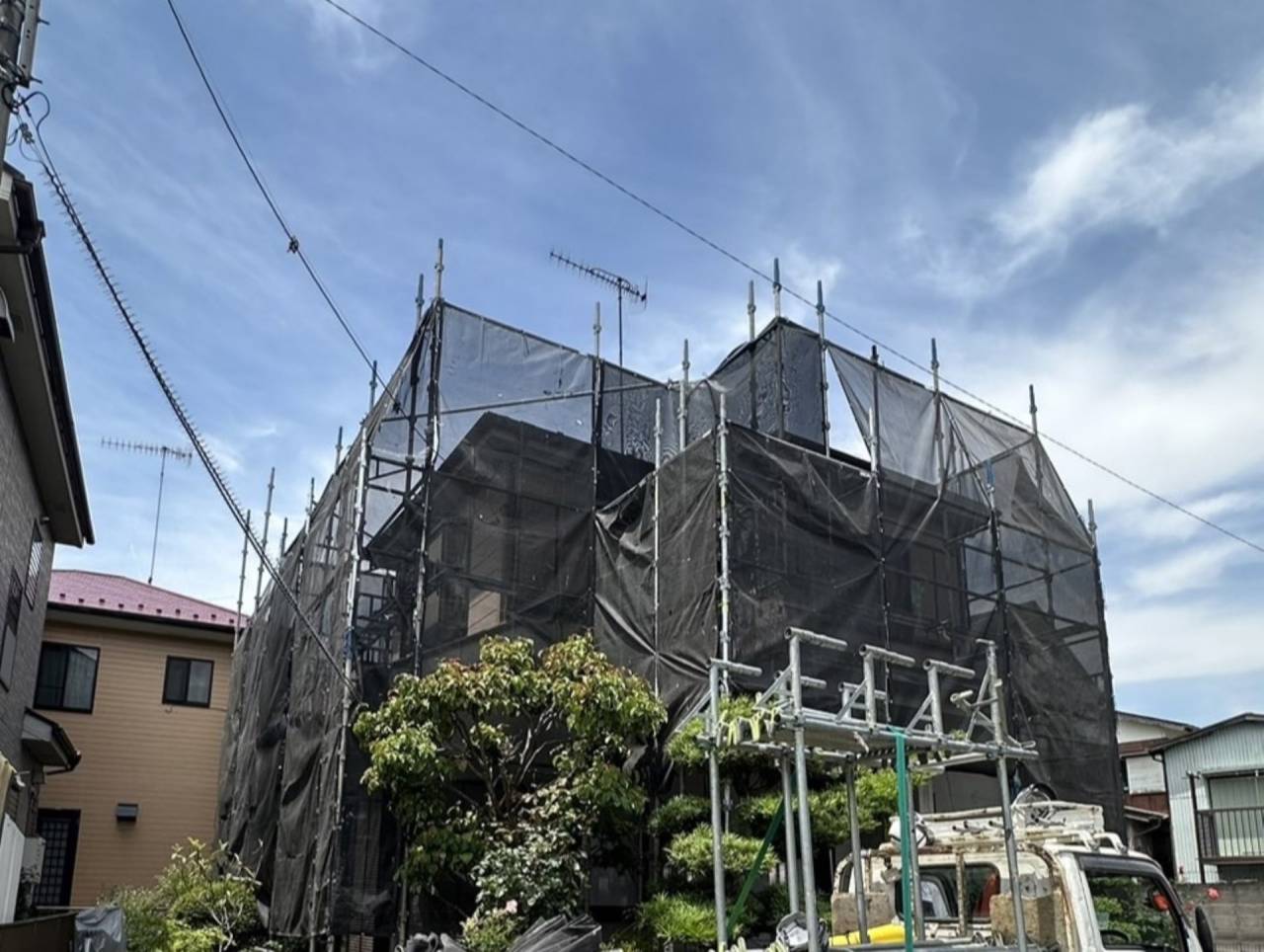 相模原市のT様邸、外壁塗装・屋根塗装工事、本日の作業内容は足場組立です。