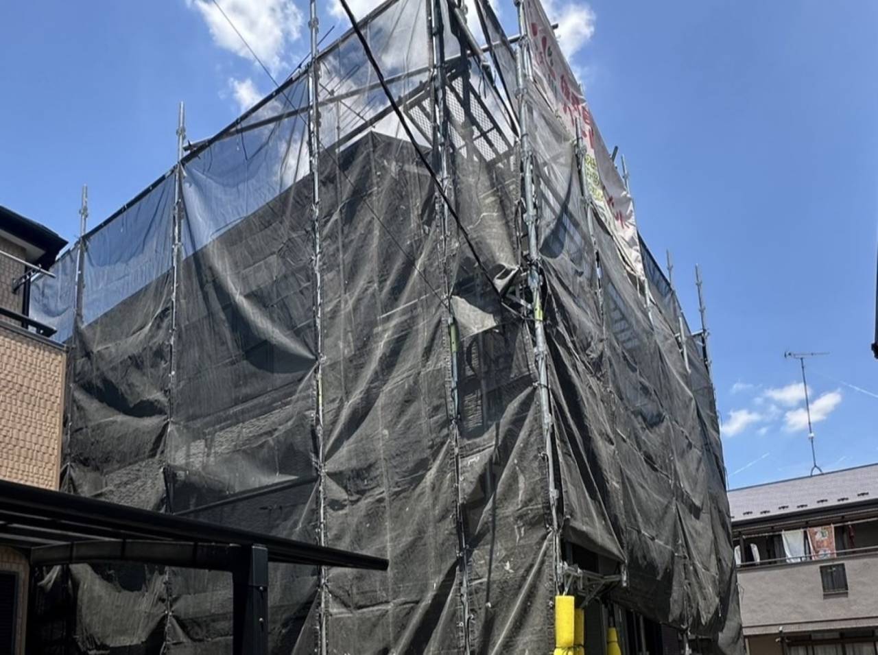 相模原市のS様邸、外壁塗装・屋根塗装工事、本日の作業内容は足場組みです。