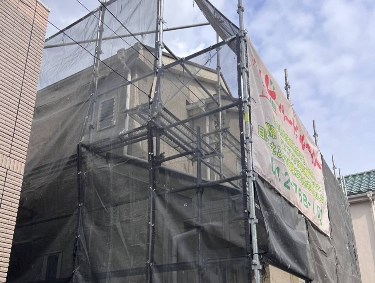 相模原市のT様邸、外壁塗装工事、本日の作業内容は足場組立です。