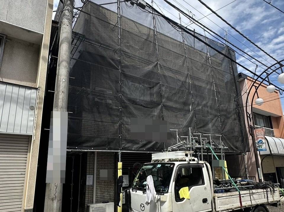 相模原市のY様SK・R集合住宅、外壁リフレッシュ工事、本日の作業は足場組立です。